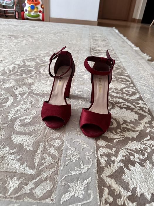 Продам босоножки