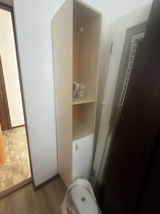 Унитаз  и шкаф для ванны