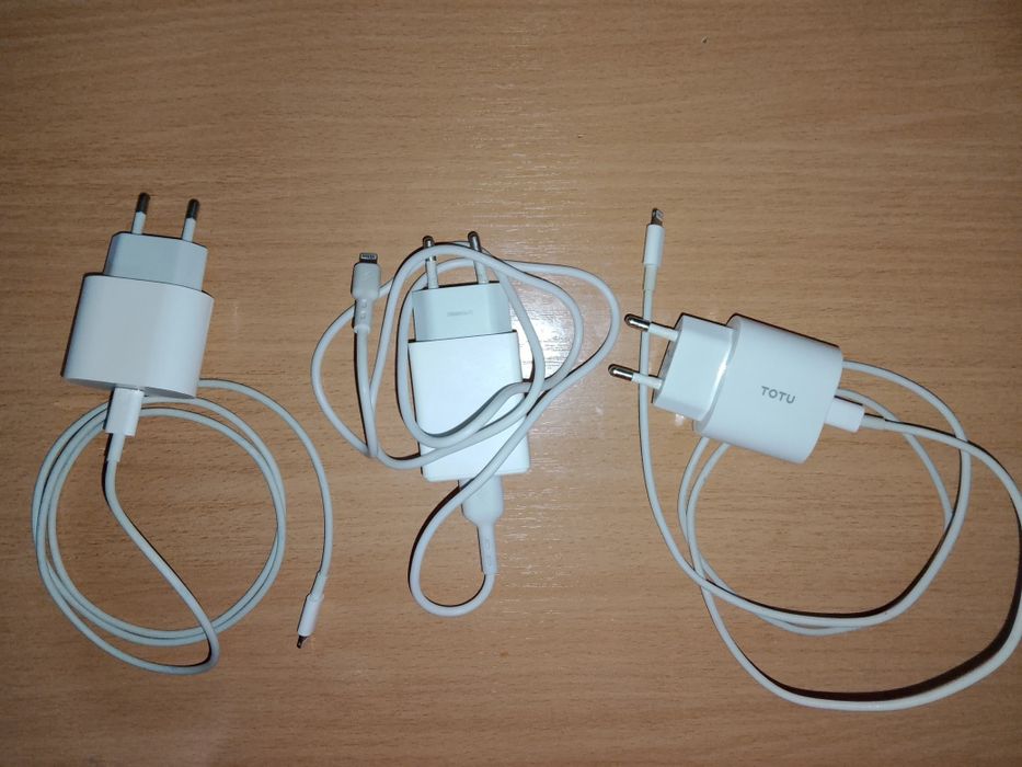 Продам Зарядки на iPhone от 3000 до 8000 Б/у в отличном состоянии