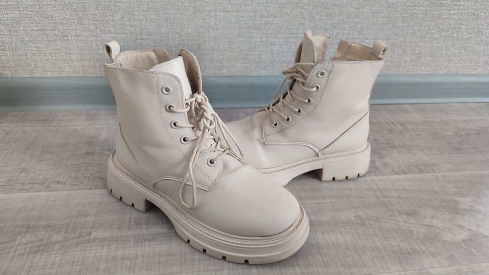 Продаються ботинки