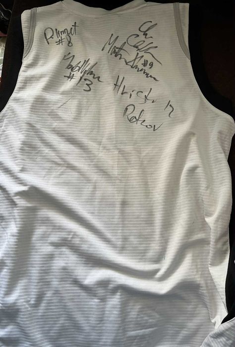 Колекционерски баскетболен потник Bakken Bears с оригинални автографи.