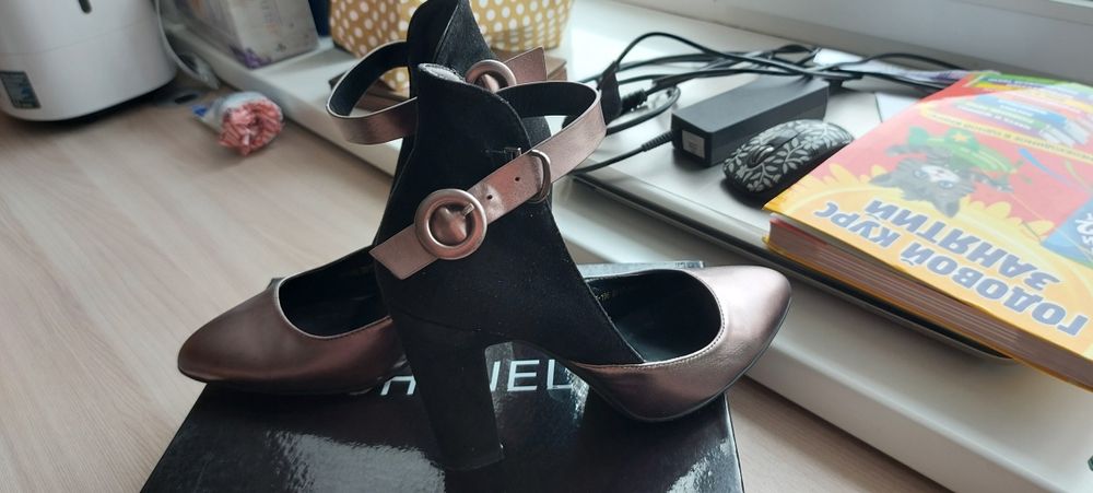 Продаю женские туфли