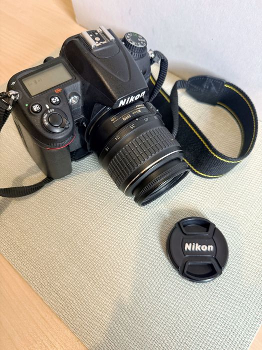 Nikon D7000 + obiectiv Nikon 18-55mm f/3.5-5.6