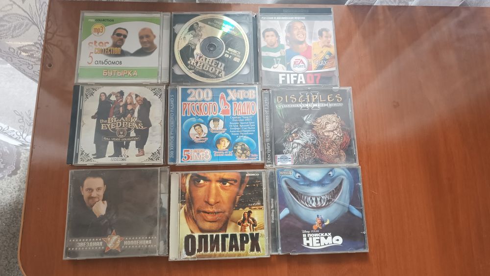 Продаются видеокассеты, диски, CDдиски в нормальном состоянии.