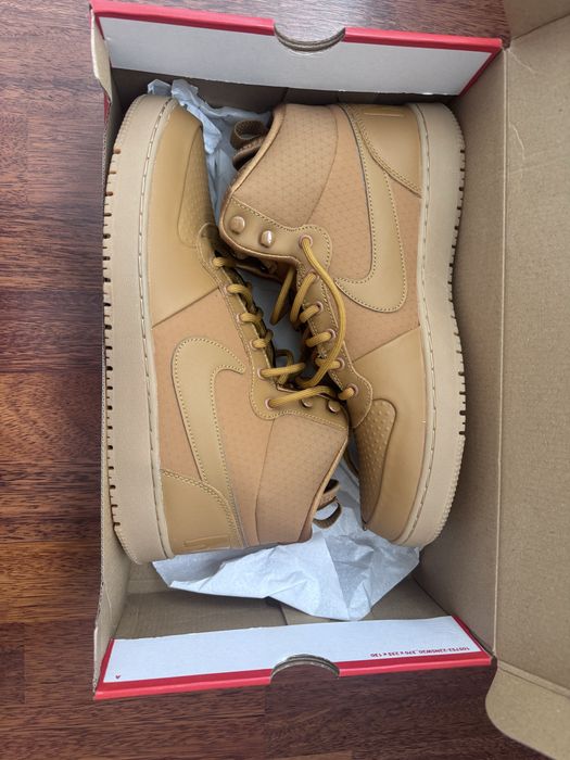 Обувки NIKE.