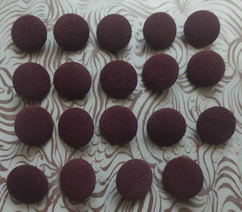 Пуговицы красные, чёрные, синие, коричневые