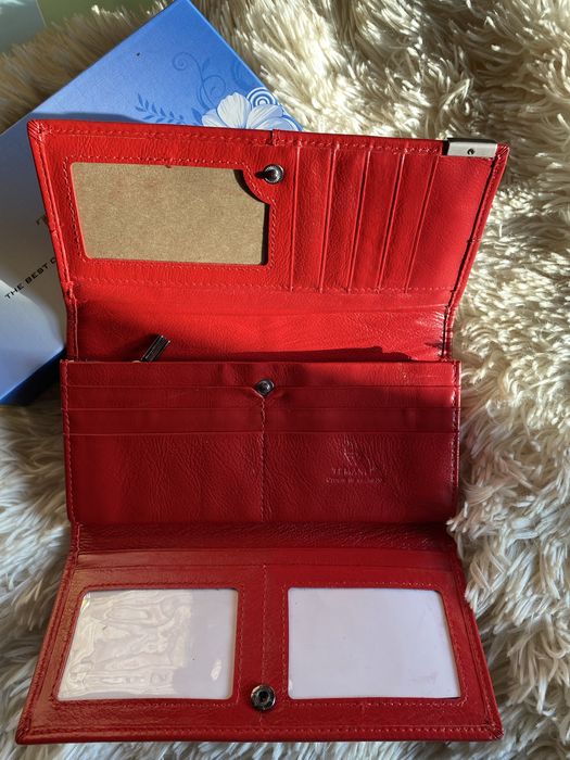 Кожени дамски портманета.