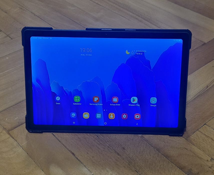 Tabletă Samsung Galaxy Tab A7 cu husă magnetică  - stare foarte bună
