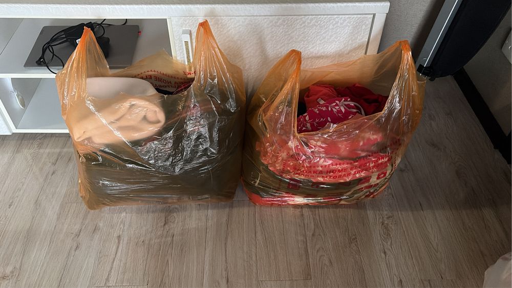 Отдам пакет с одеждой на девушку