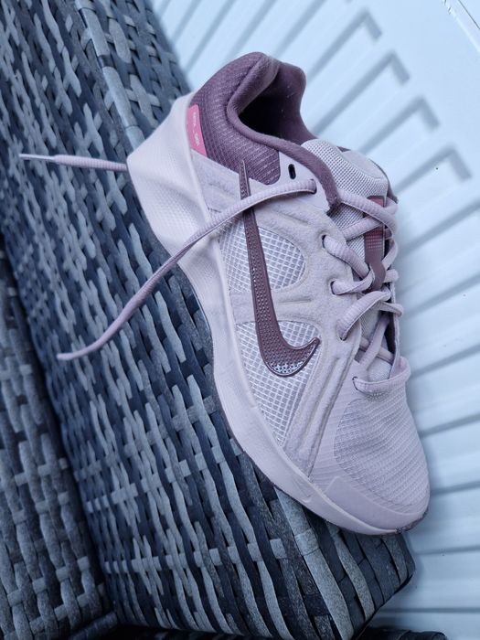 Vand adidasi Nike noi