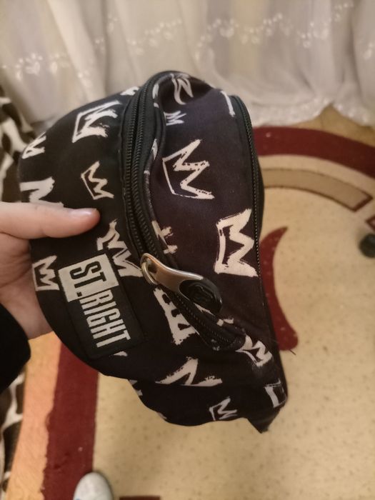 Borsetă neagră cu alb