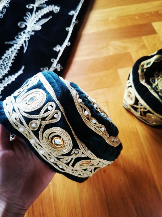 Винтидж бродиран кафтан и две винтидж узбекски шапки "Тубетей"