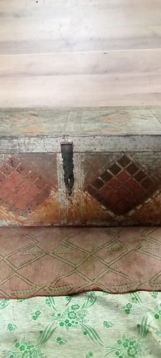 Сундук б/у деревянный.