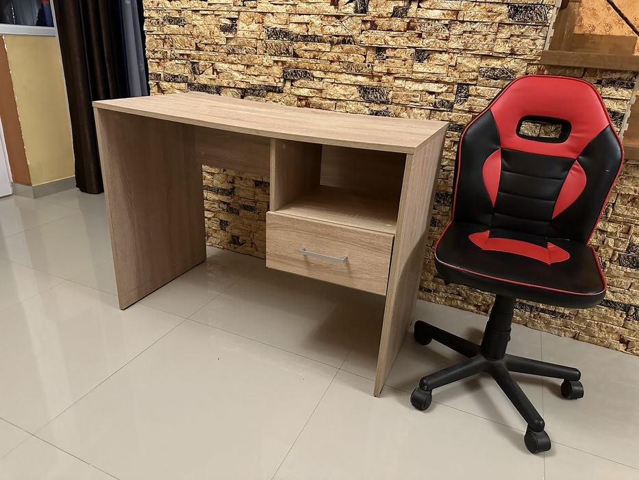 Vand scaun si birou impreuna , in stare foarte  buna !