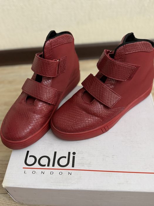 Кроссовки женские