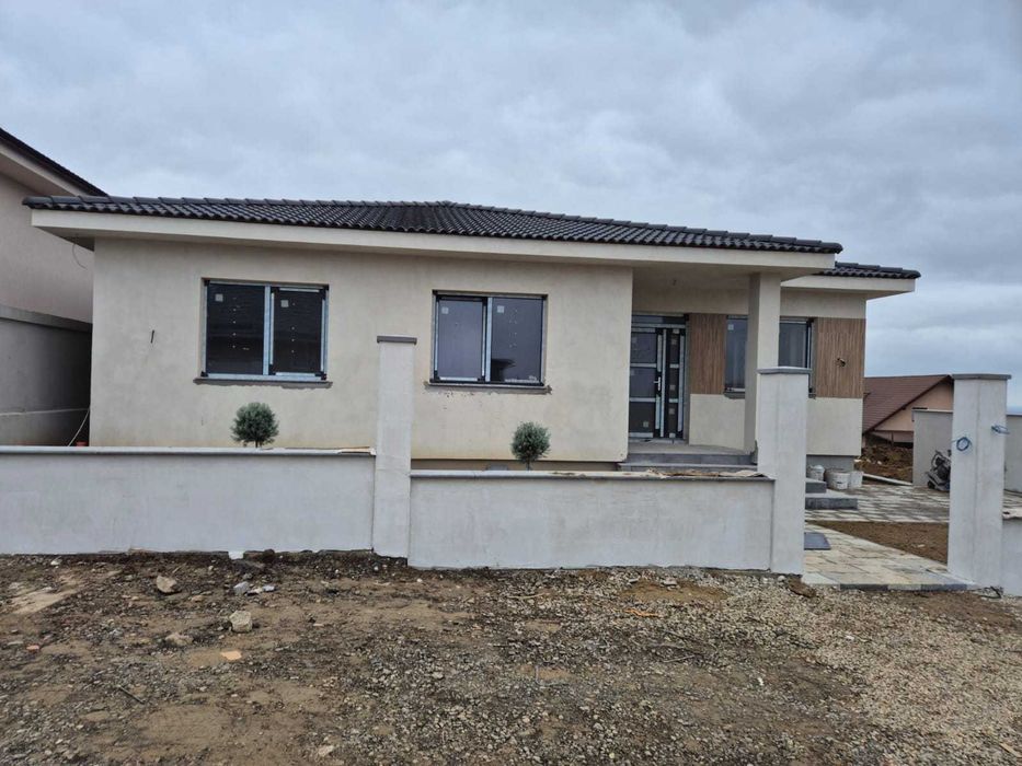 Casa moderna spatioasa cu curte, zona linistita