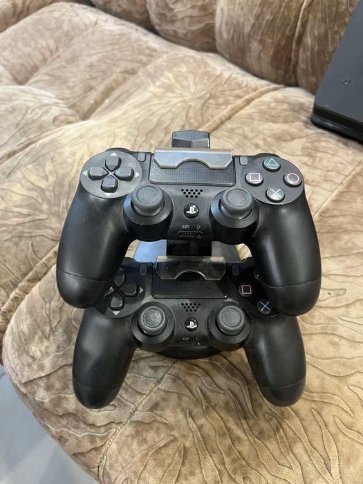 Продавам като нов Ps4