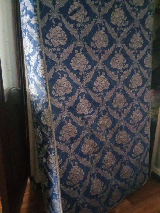 Продам матрац,внутри пружины.