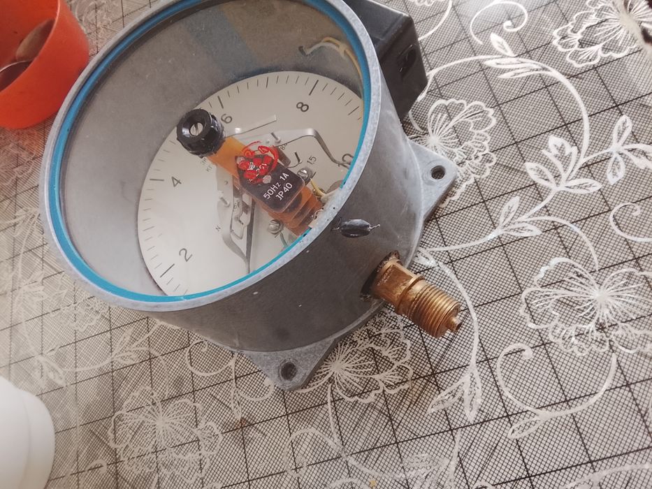 Продам манометр.