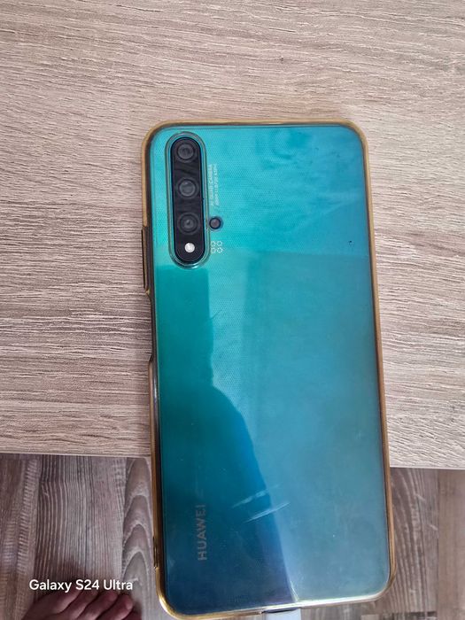 Продавам два телефона Huawei