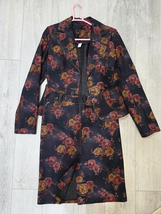 Костюмы и платья