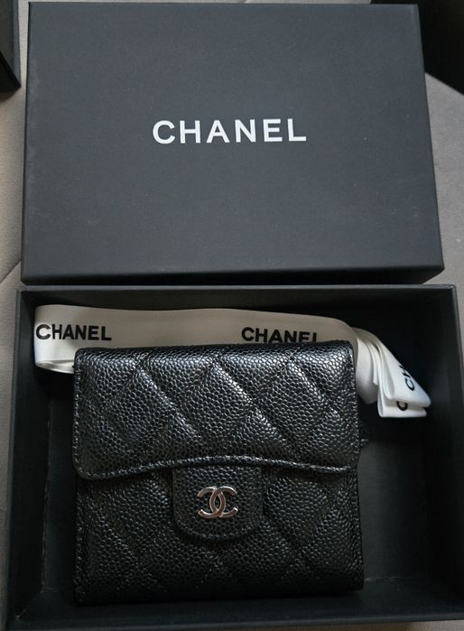 CHANEL Caviar Quilted Compact Flap Wallet в черно