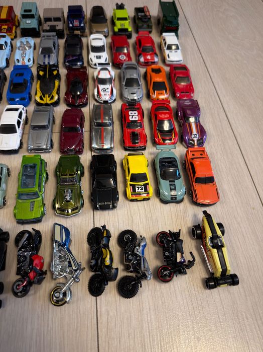 Продавам колички Hot Wheels