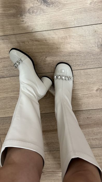Белые сапоги со стразами