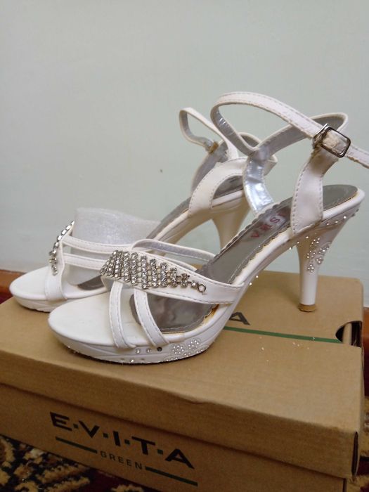 Босоножки со стразами