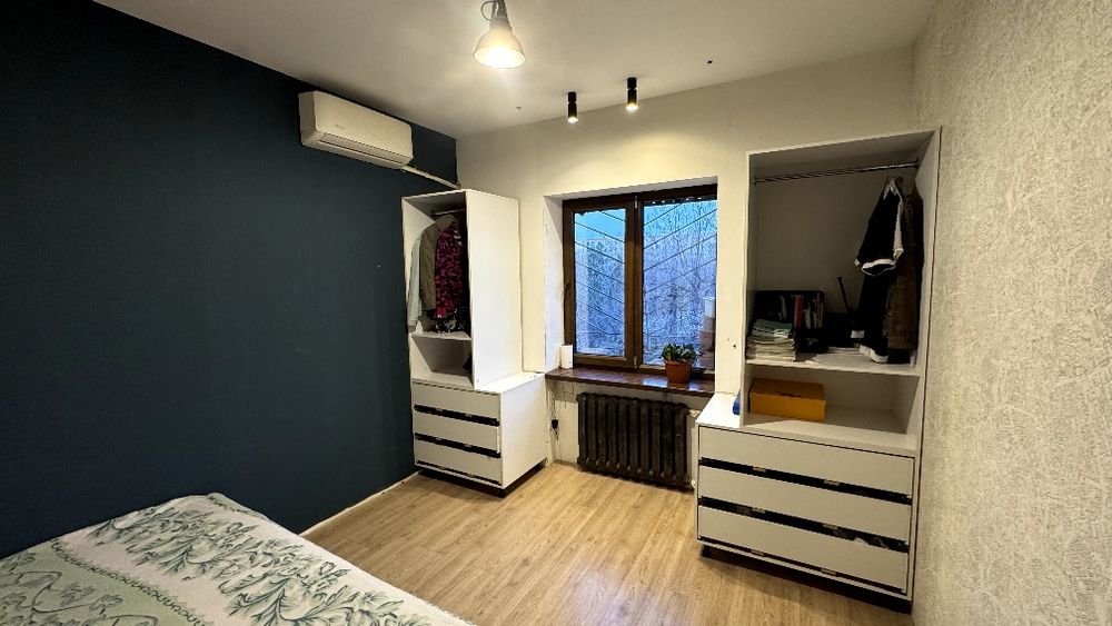 Продаётся  Карасу -4 ,4 комнатная Балкон  2×6 , 93 кв.м