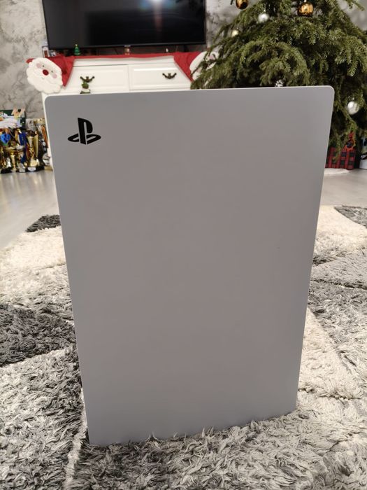 Vand PlayStation 5 achizitionat in anul 2023, impreuna cu 5 jocuri