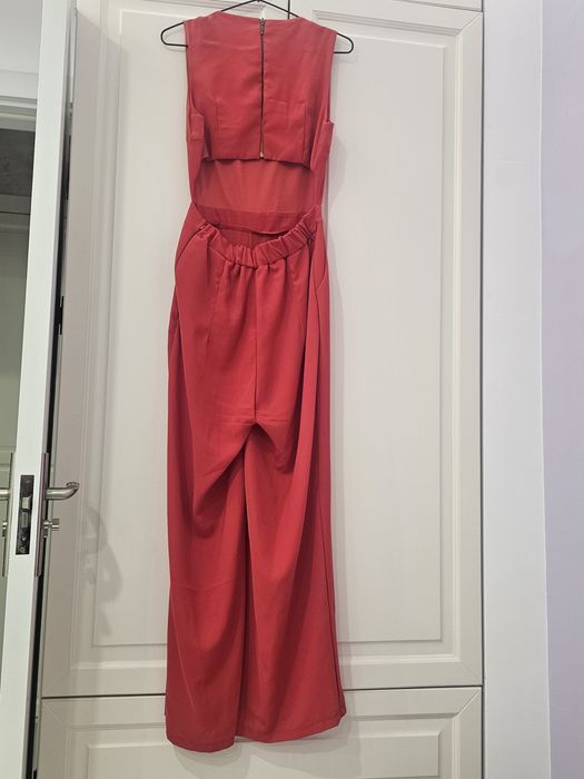 Гащеризон широк крачол и ефектен гръб