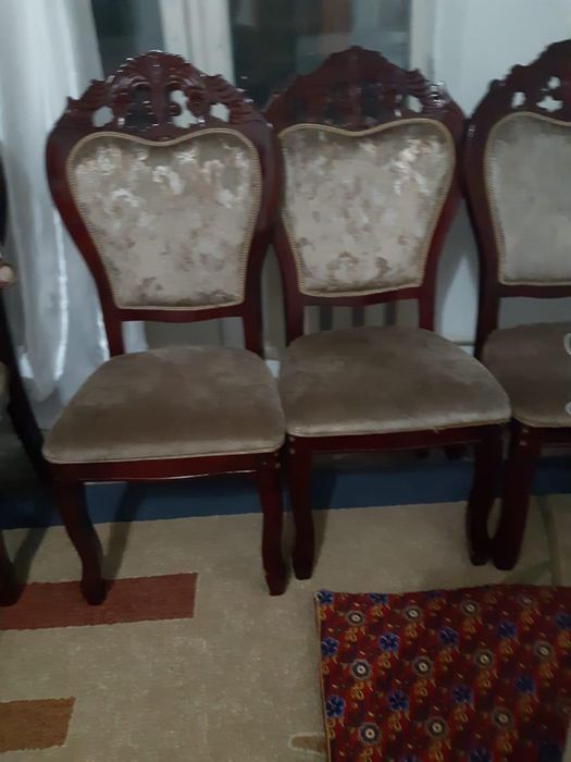 Стол и стулья для гостей