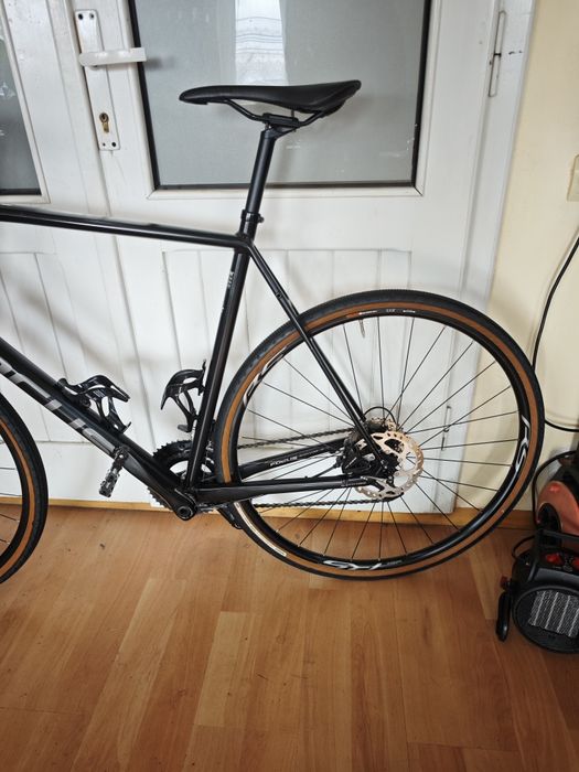 Bicicleta gravel Focus Paralane