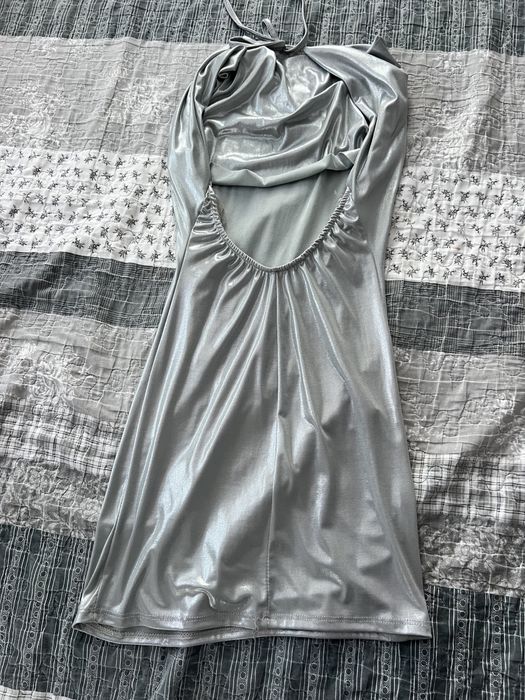 Уникално красива вечерна рокля с гол гръб