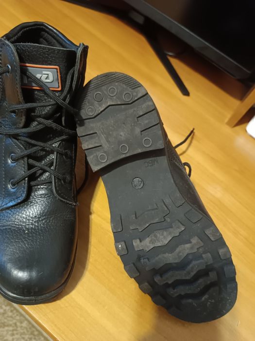 Продам кожаные ботинки