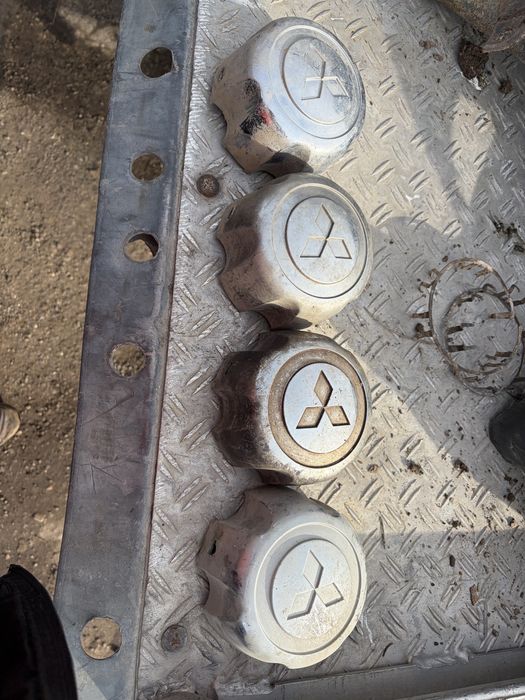 Пластмасови  вежди ролбар и капачки  за паджеро 2