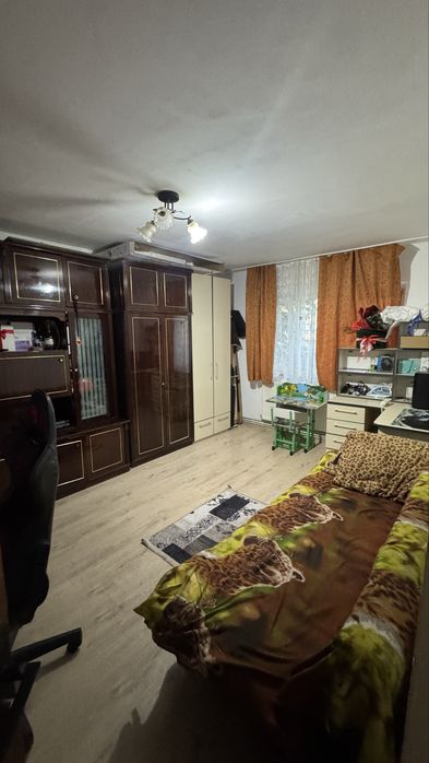 Vand apartament 3 camere+ garaj