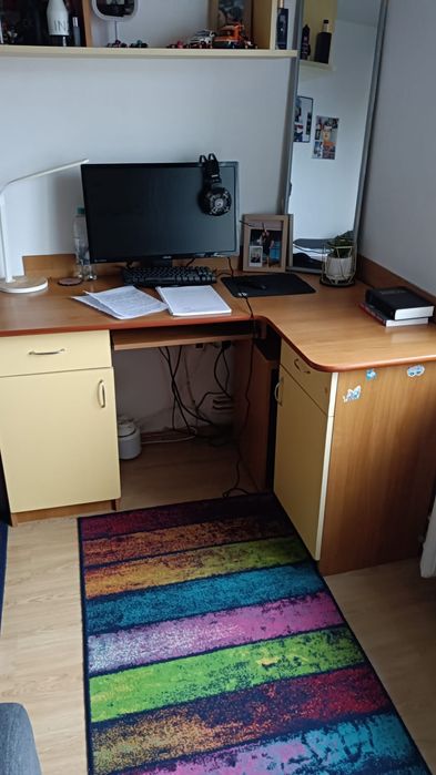 Birou  din pal,pe colt