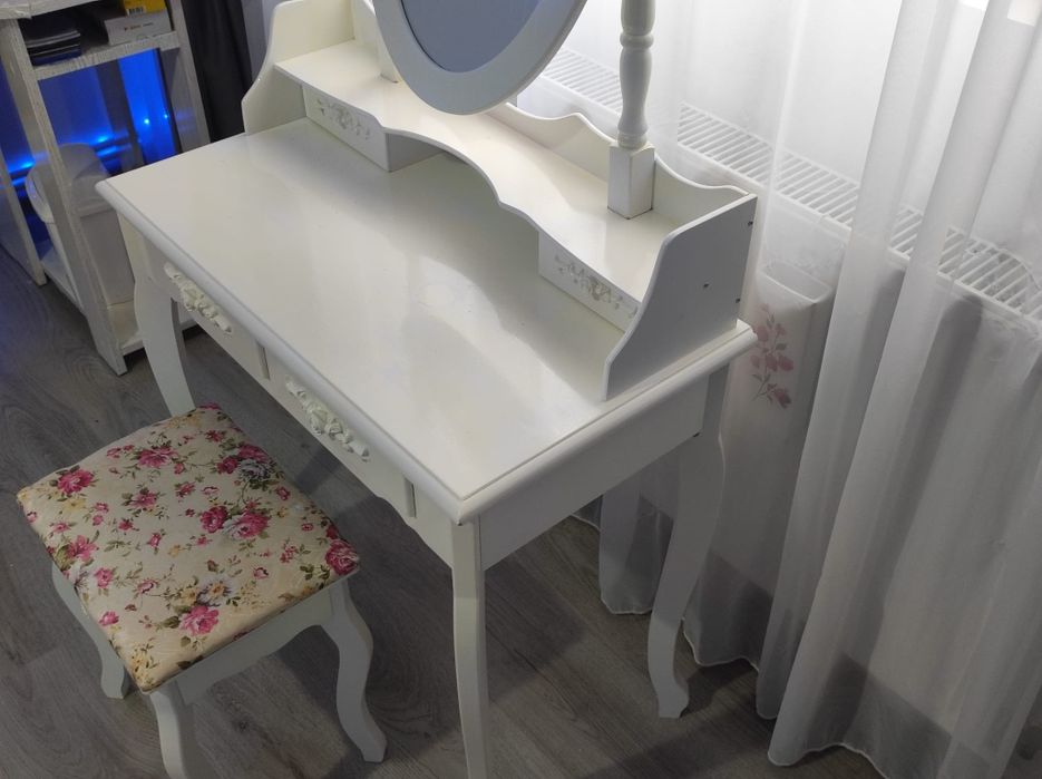 Vând masa de machiaj.