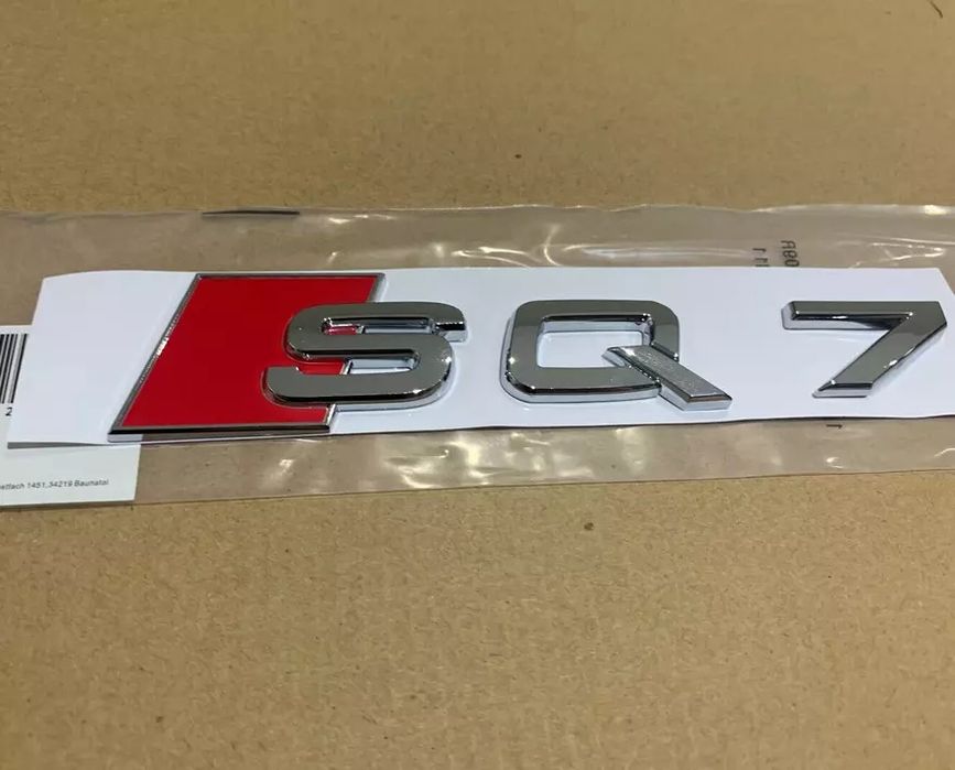 Черна и сива Емблема SQ7