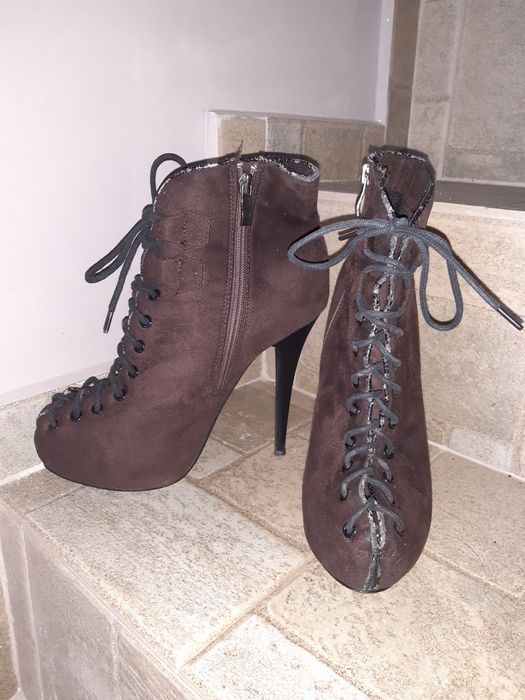 Велурени боти ботуши