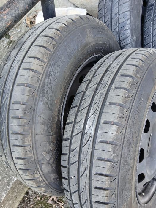 Гуми летни 175/80/14. С джанти. В перфектно състояние.