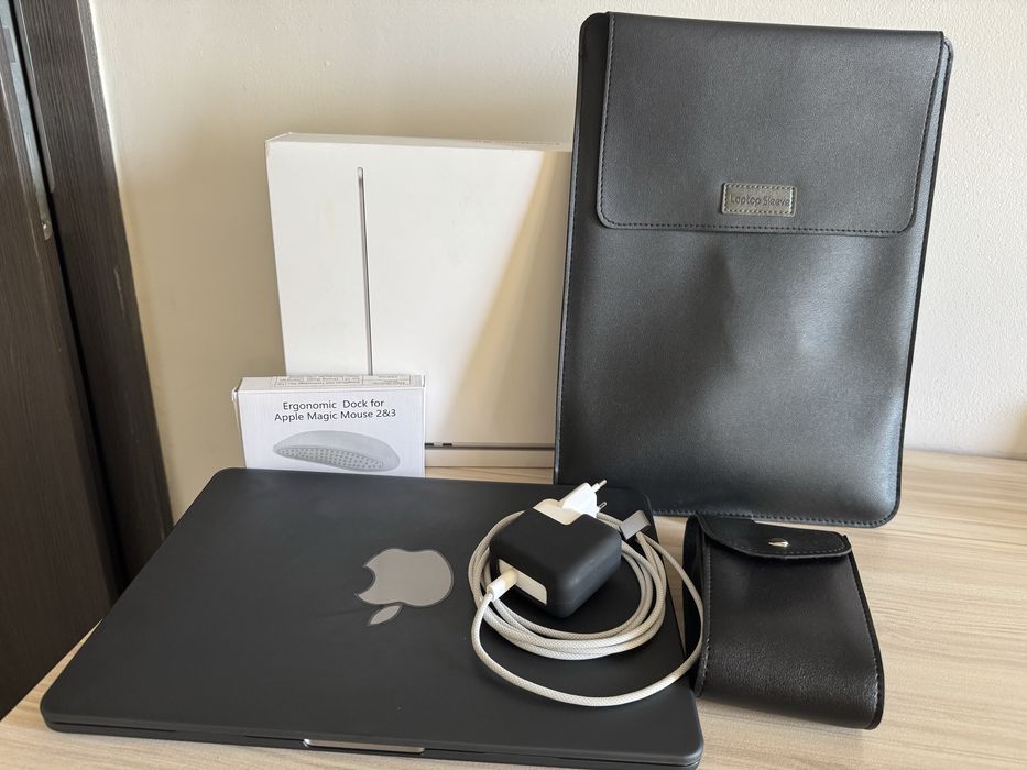 MacBook Air 13” M3 Chip 8GB RAM 256 GB Space Gray