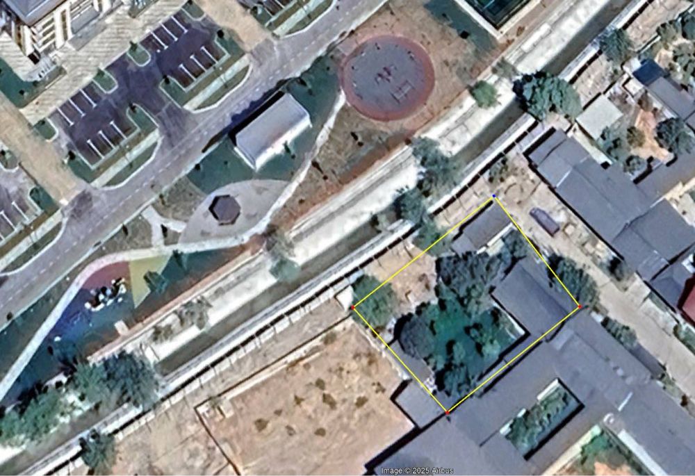 Uchastka sotiladi 6 sotix. O'zbekiston bog'i orqa tarafida