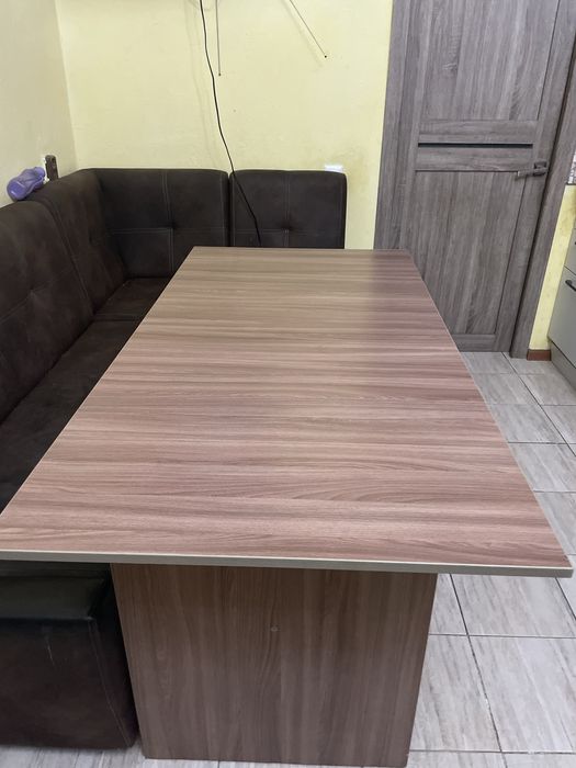 Продам стол среднем состоянии