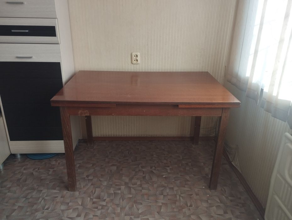 Продам стол из красного дерева