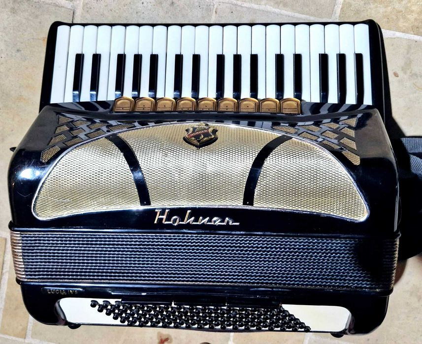 Acordeon Hohner Lucia 4 P  negru cu 96 de  basi