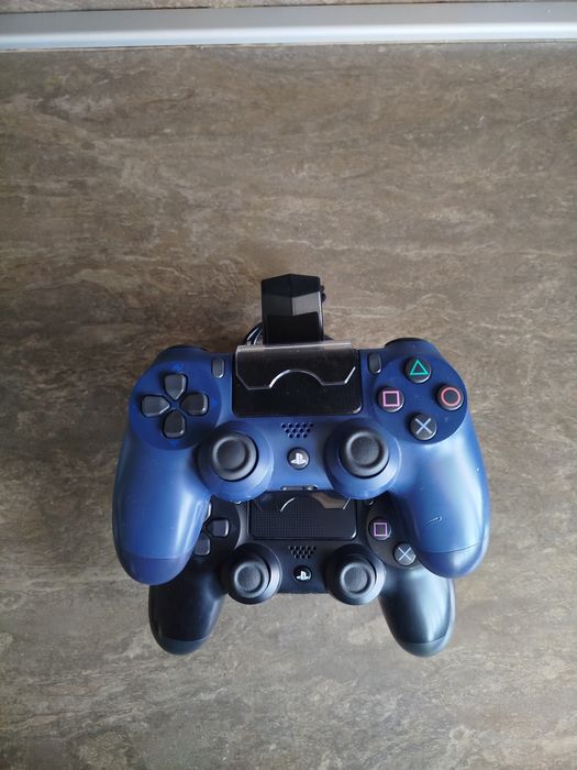 Playstation 4 Pro + 2 джойстика и стойка