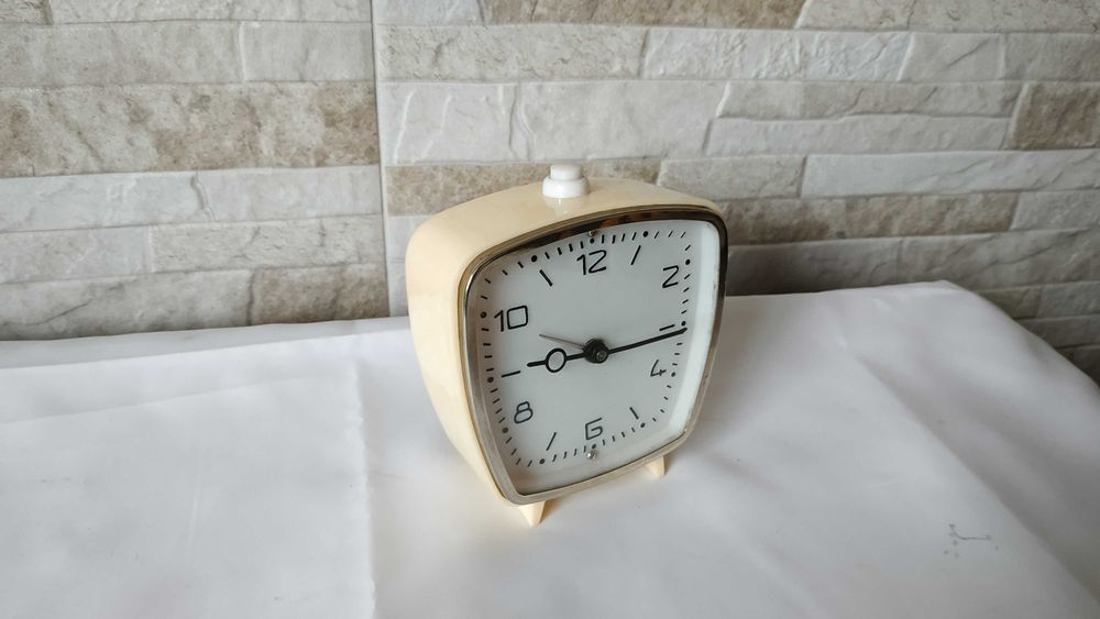 Стар часовник / будилник -Victoria 4 Rubine -Made in Romania - 1970г.